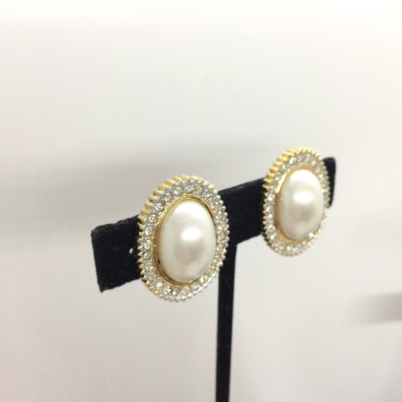 VINTAGE SPHINX PEARL RHINESTONE GOLD TONE OVAL LARGE CLIP ON STATEMENT EARRINGS - Picture 6 of 16